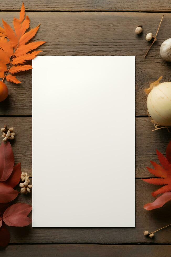 een blanco papier met herfst themed decoraties Aan een houten achtergrond foto