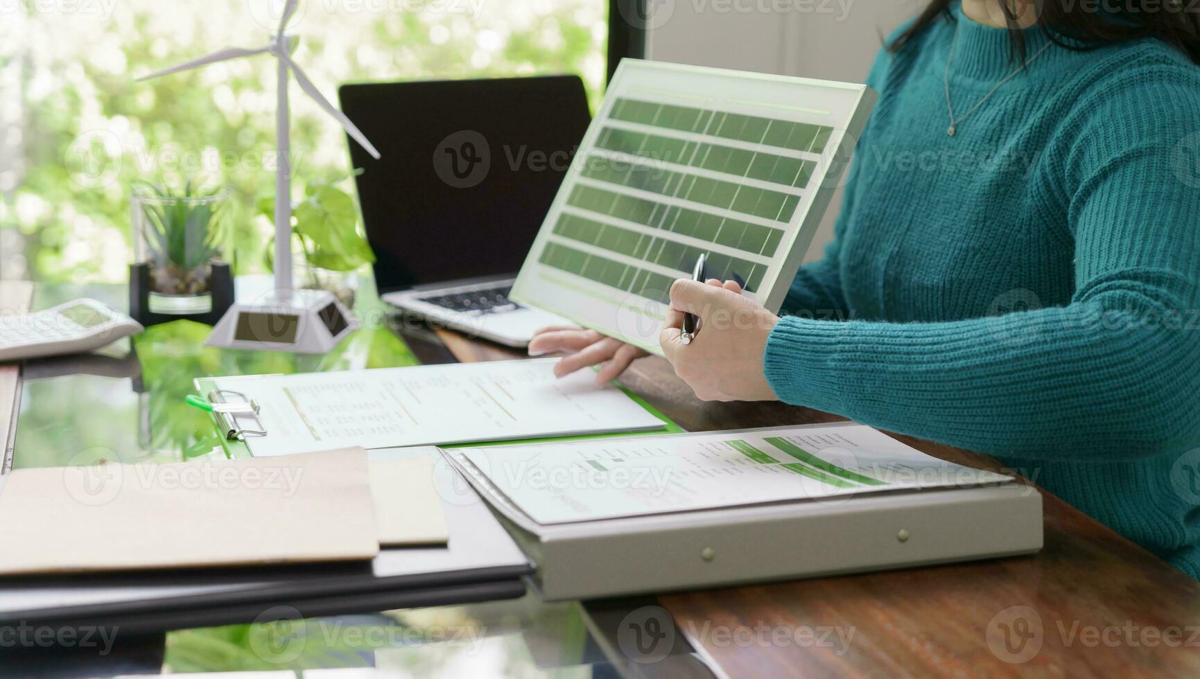 zonne- panelen groen energie bedrijf mensen werken in groen eco vriendelijk kantoor bedrijf vergadering creatief ideeën voor bedrijf eco vriendelijk professioneel onderwijs zakelijke mensen duurzame elektriciteit foto