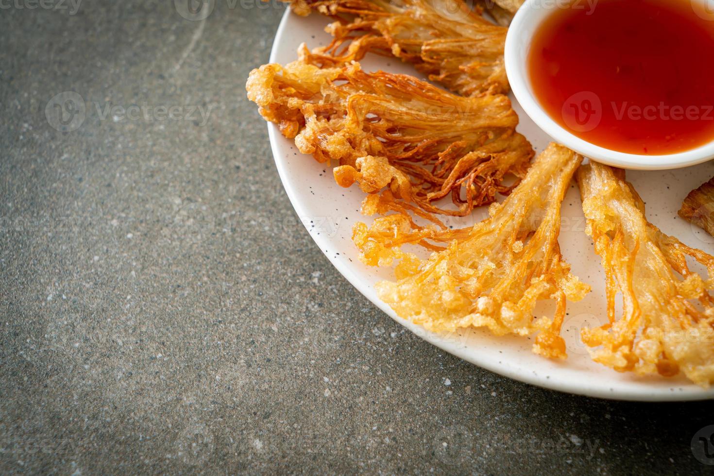 gefrituurde enoki champignon met pikante dipsaus foto