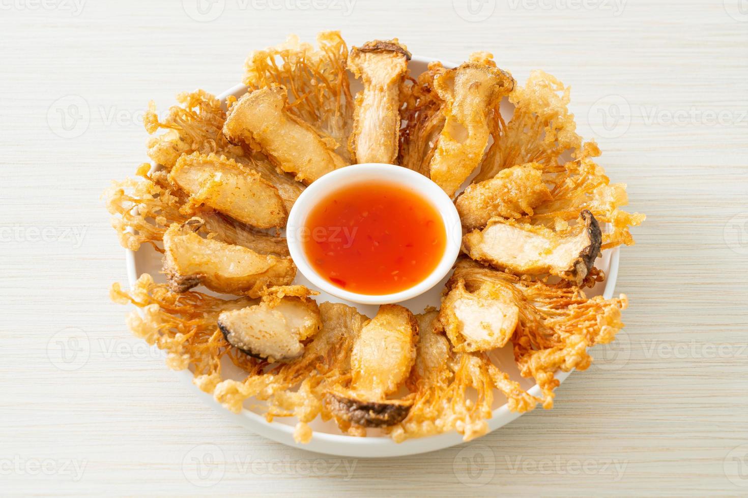 gefrituurde enoki champignon met pikante dipsaus foto