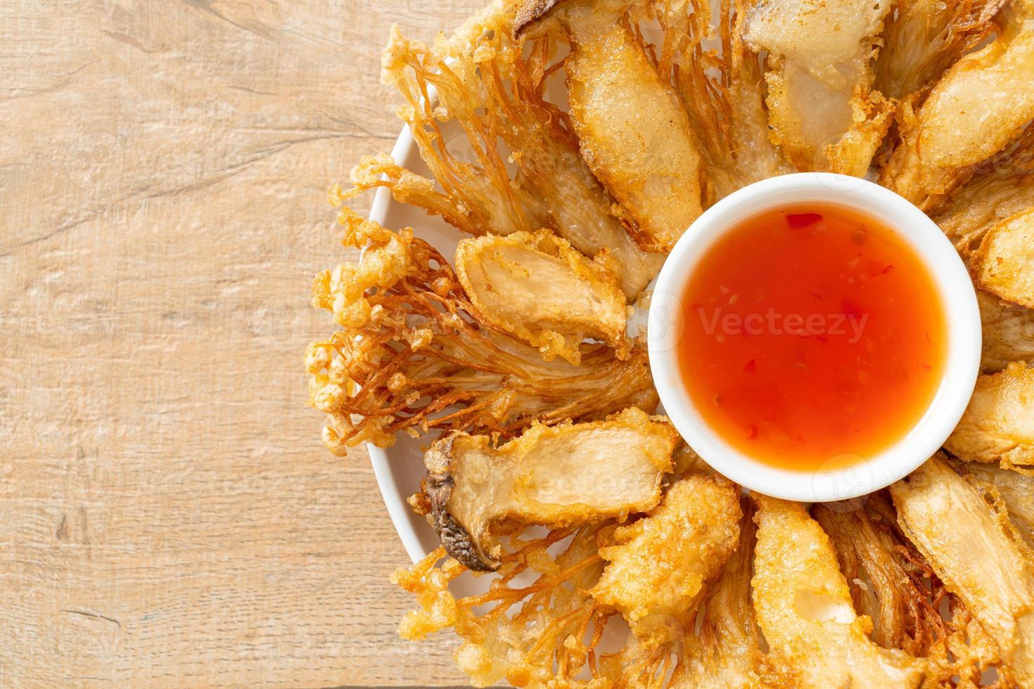 gefrituurde enoki champignon met pikante dipsaus foto