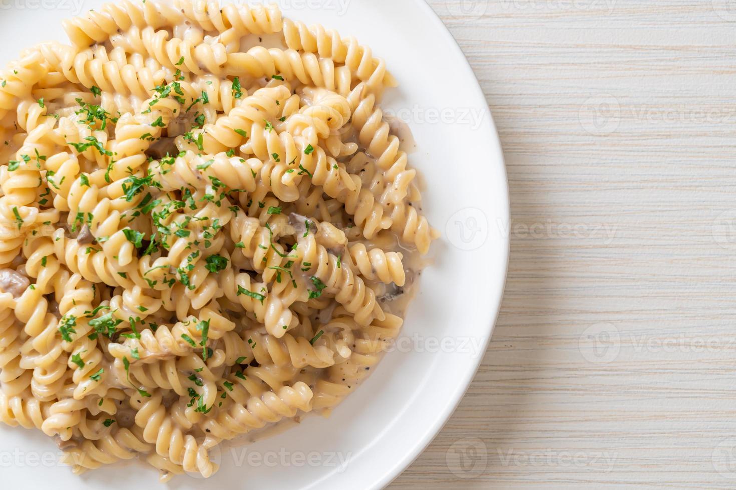 spiraal pasta champignons roomsaus foto