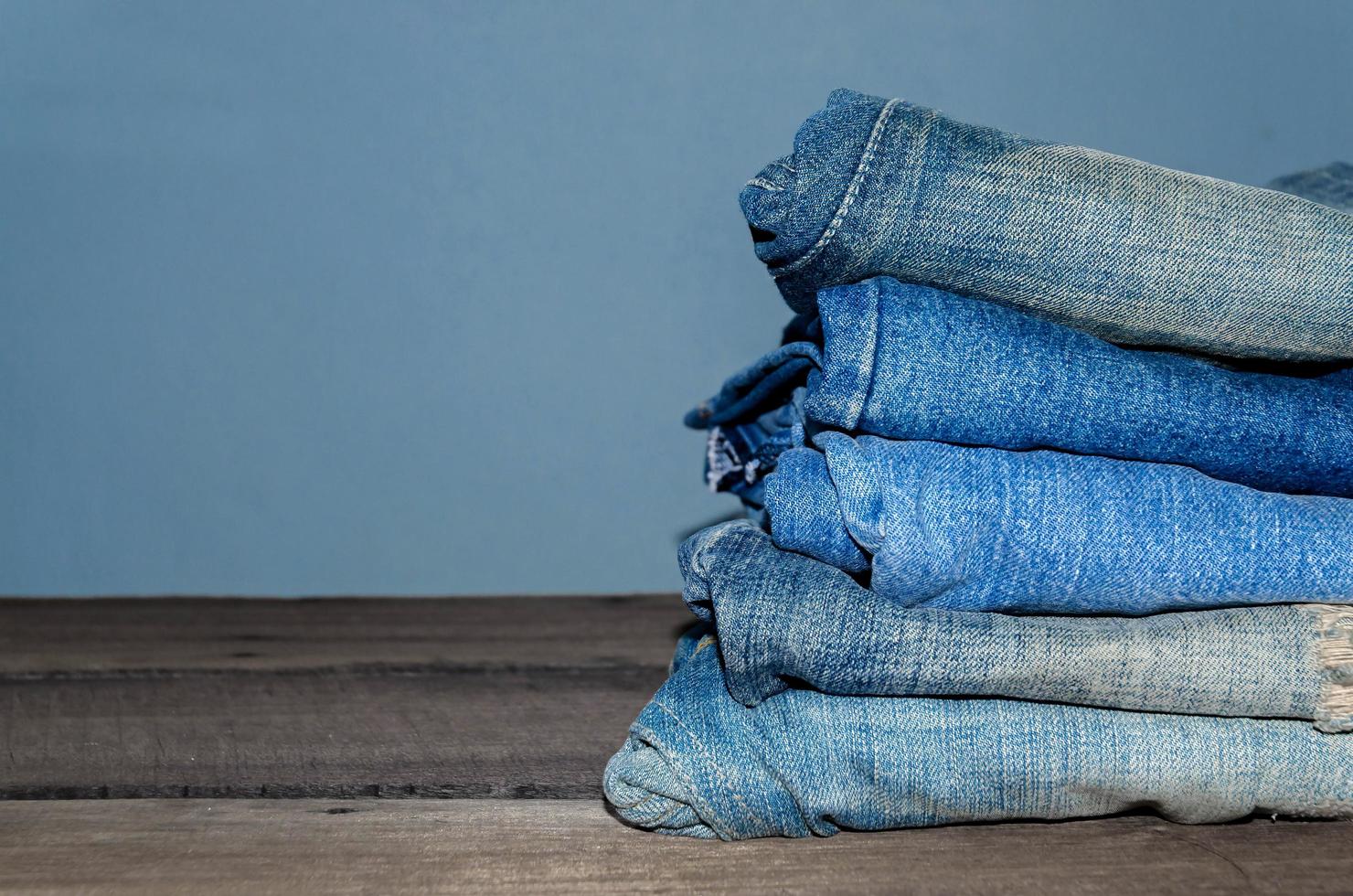 blue jean en jean missen textuur op tafel, jeans overlappen elkaar. foto