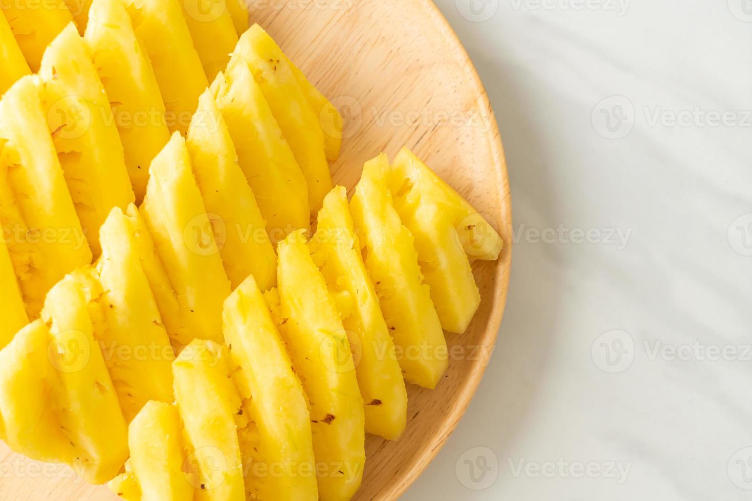 verse ananas in plakjes gesneden op bord foto