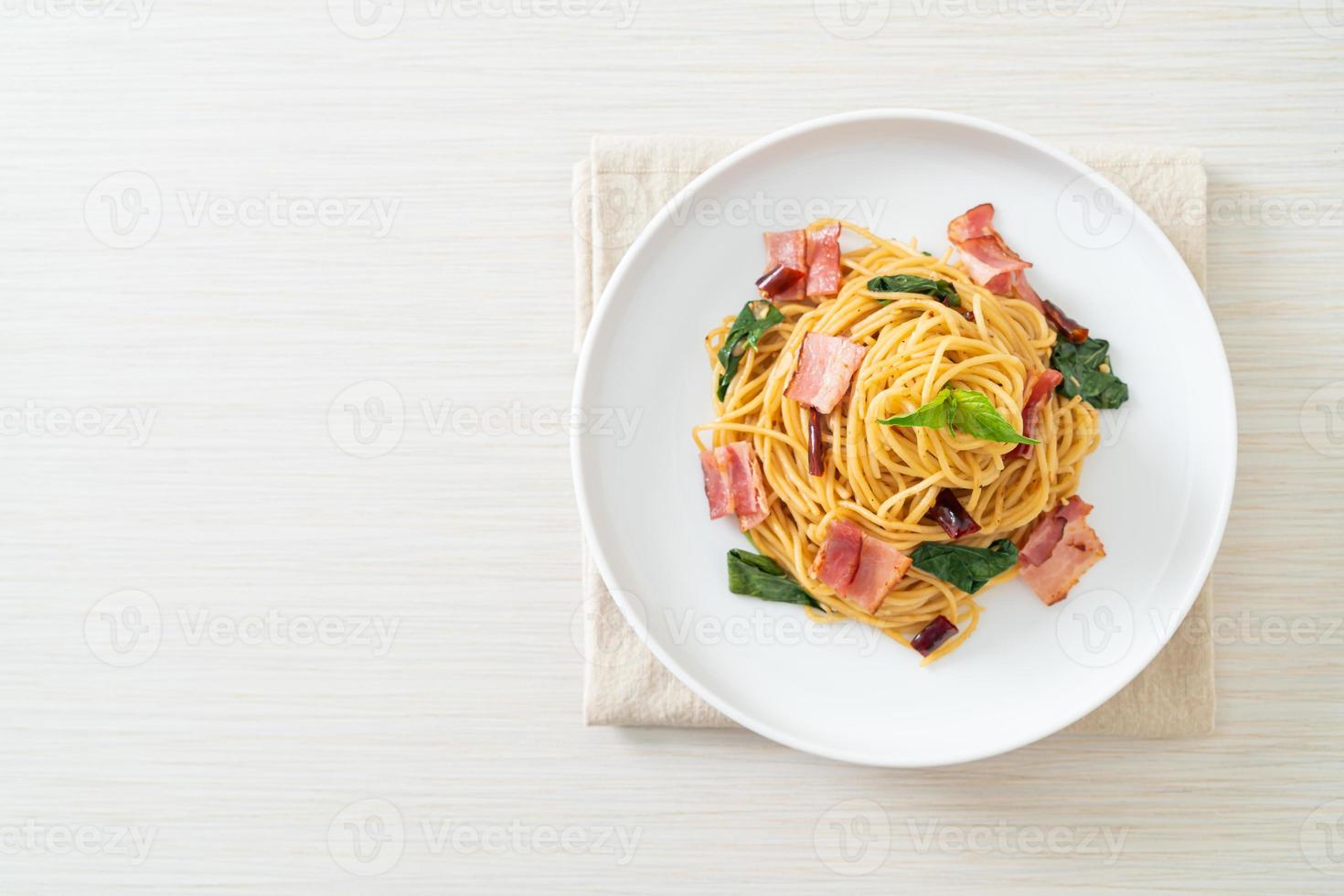 roergebakken spaghetti met gedroogde chili en spek foto