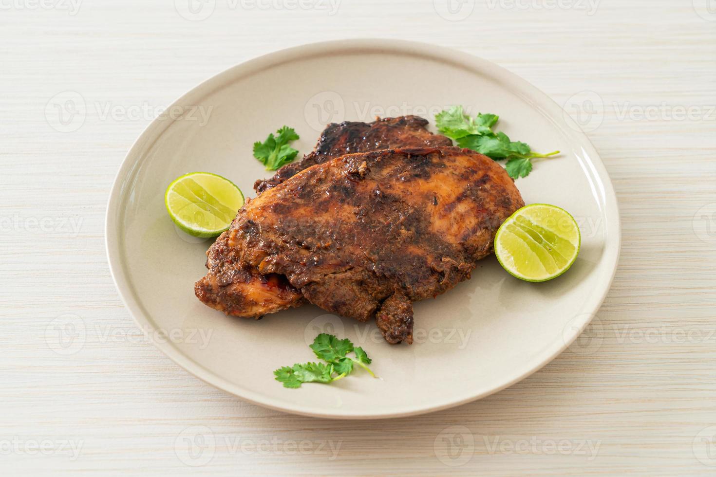 pittige gegrilde jamaicaanse jerk chicken foto