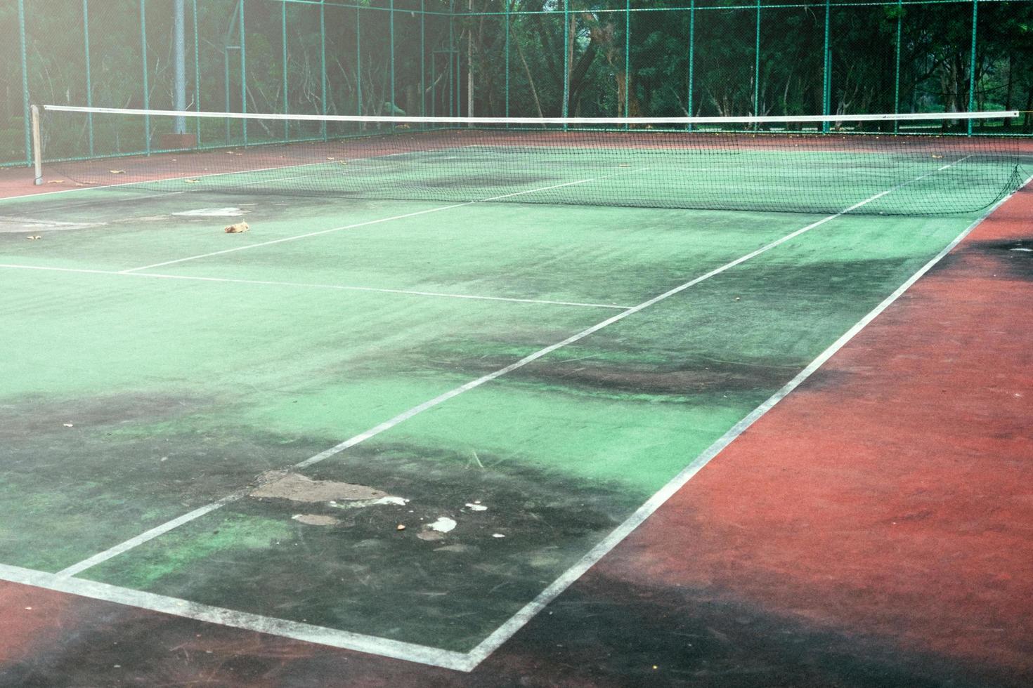 oud van groene tennisbaan, hoek van hof en vuil van tennisbaan. foto