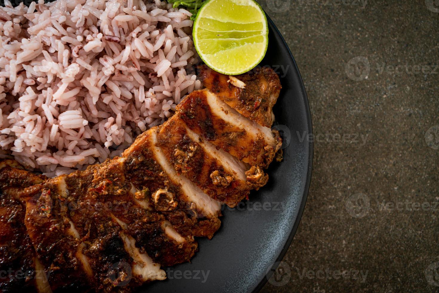 pittige gegrilde jamaicaanse jerk chicken met rijst foto