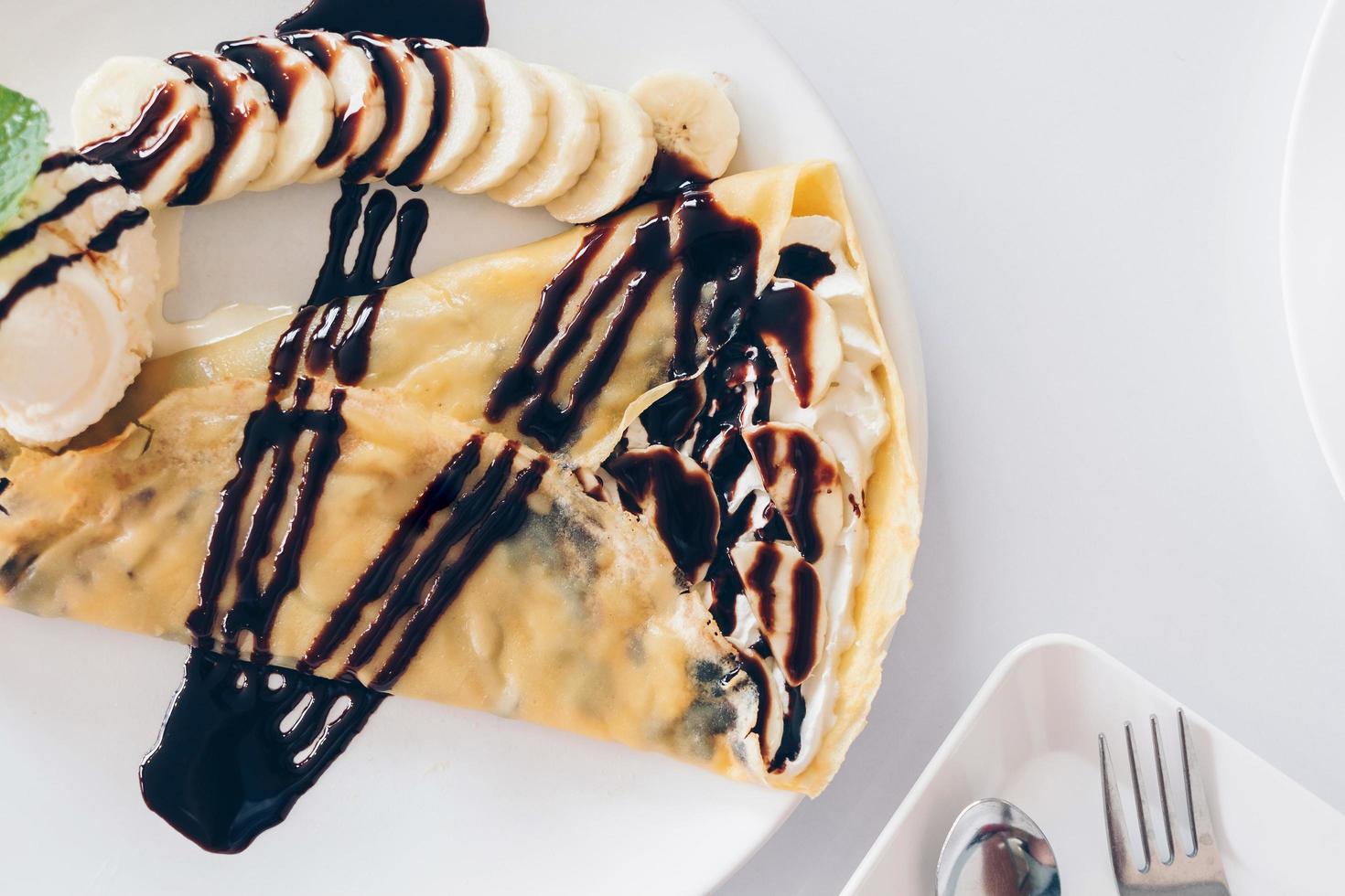 bingsu-mango en geschaafde ijsdesserts, chocoladecrêpe en vanille. foto