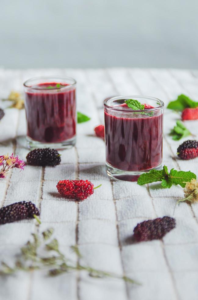 moerbeiensap en moerbeivruchten, smoothies met verse bessen. foto