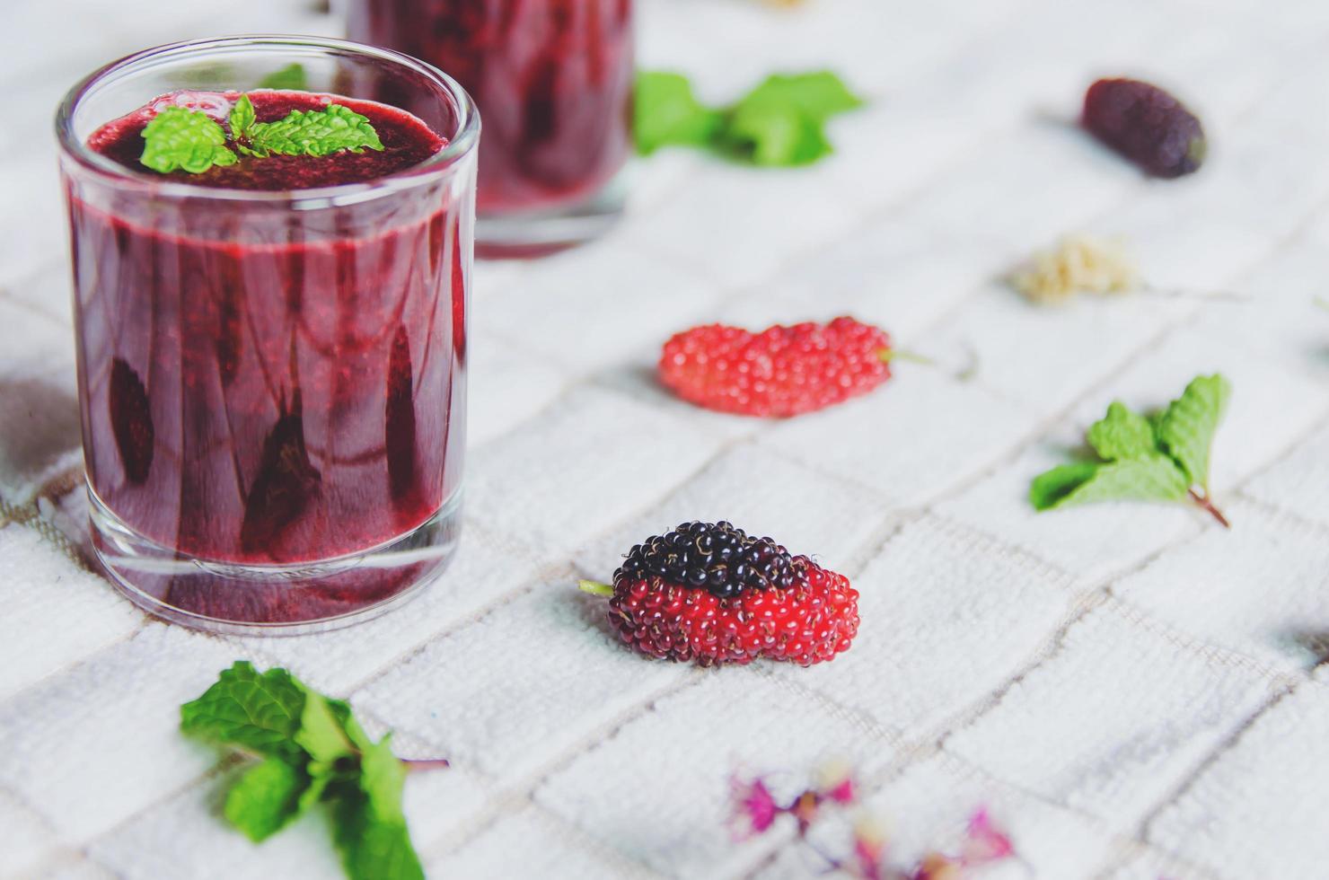 moerbeiensap en moerbeivruchten, smoothies met verse bessen. foto