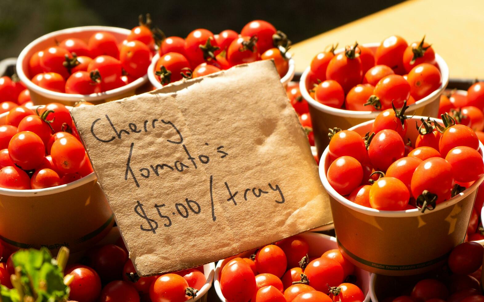 kers tomaten in markt foto