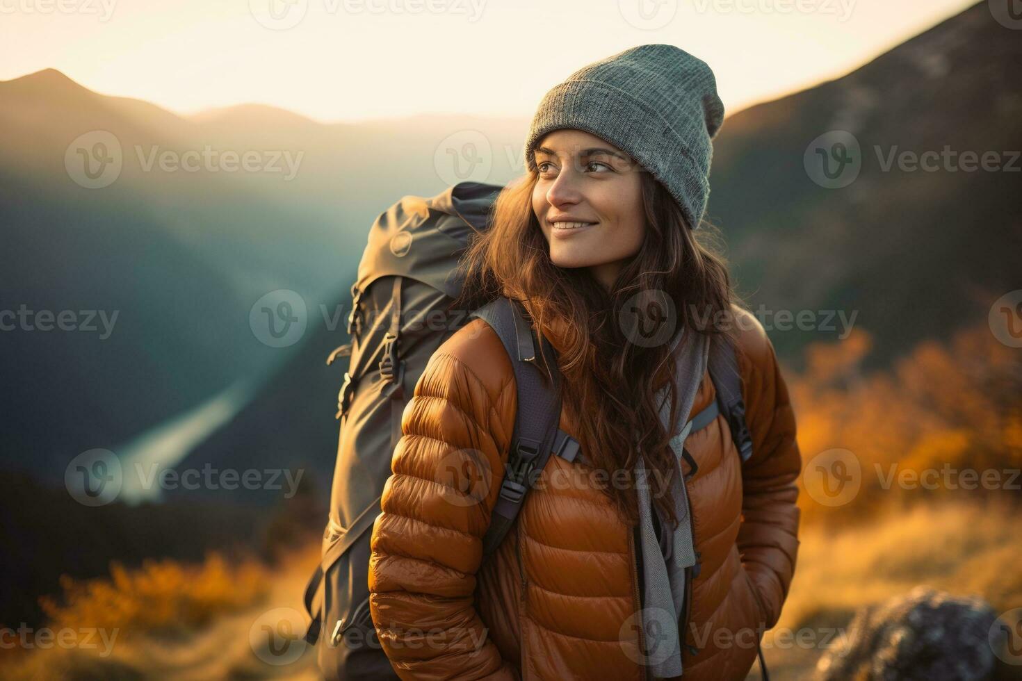 mooi vrouw wandelaar met rugzak wandelen in de bergen Bij zonsondergang ai gegenereerd foto