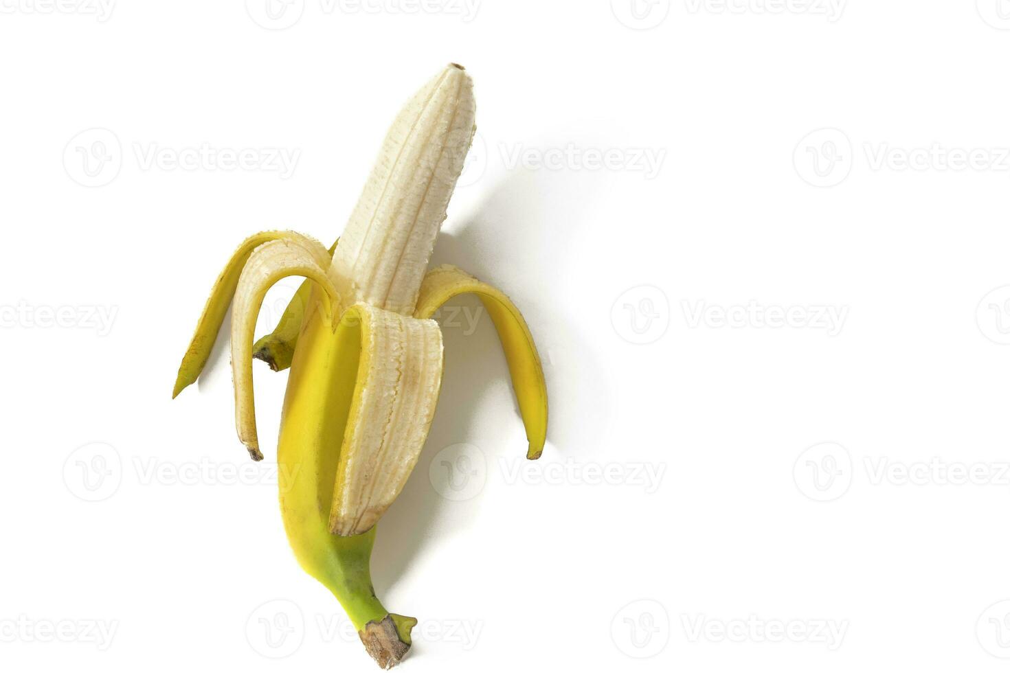 bananen geïsoleerd Aan een wit achtergrond. bananen zijn tropisch fruit met zacht, zoet pulp, ideaal voor aan het eten alleen of toevoegen naar smoothies en desserts. foto