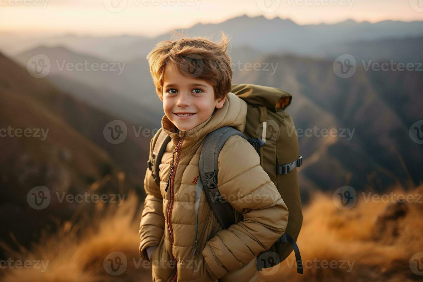 aanbiddelijk weinig jongen met rugzak wandelen in bergen Bij zonsondergang. reizen en actief levensstijl concept ai gegenereerd foto