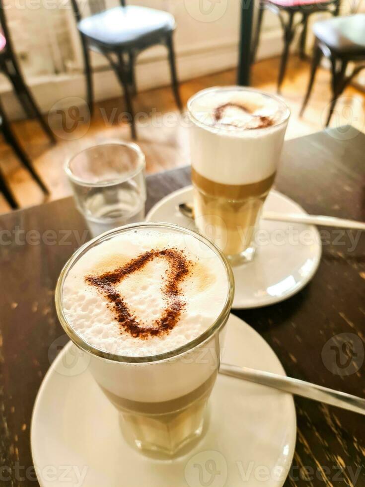 een smakelijk koffie met melk en een hart van chocola Aan het foto