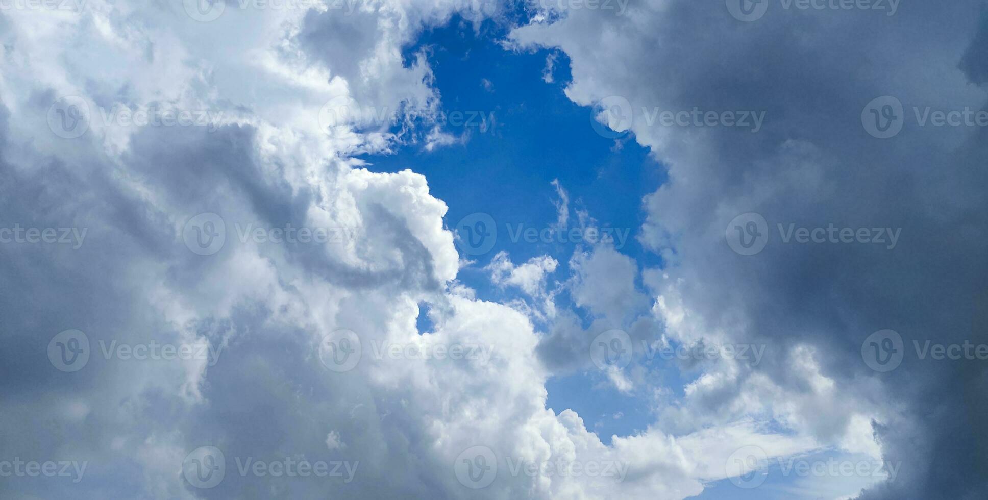 een blauw lucht met wolken en een blauw lucht, blauw lucht en wit wolk Doorzichtig zomer visie, een groot wit wolk is in de lucht, een blauw lucht met wolken en sommige wit wolken foto