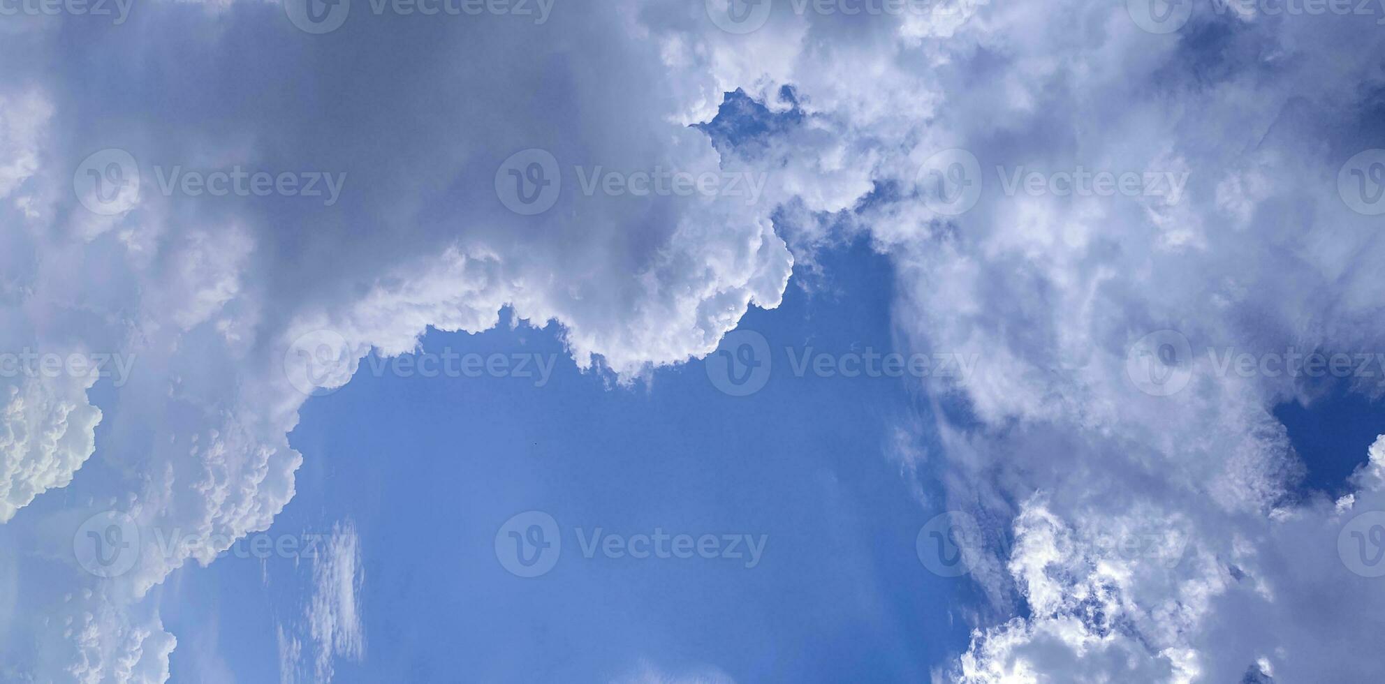 een blauw lucht met wolken en een blauw lucht, blauw lucht en wit wolk Doorzichtig zomer visie, een groot wit wolk is in de lucht, een blauw lucht met wolken en sommige wit wolken foto