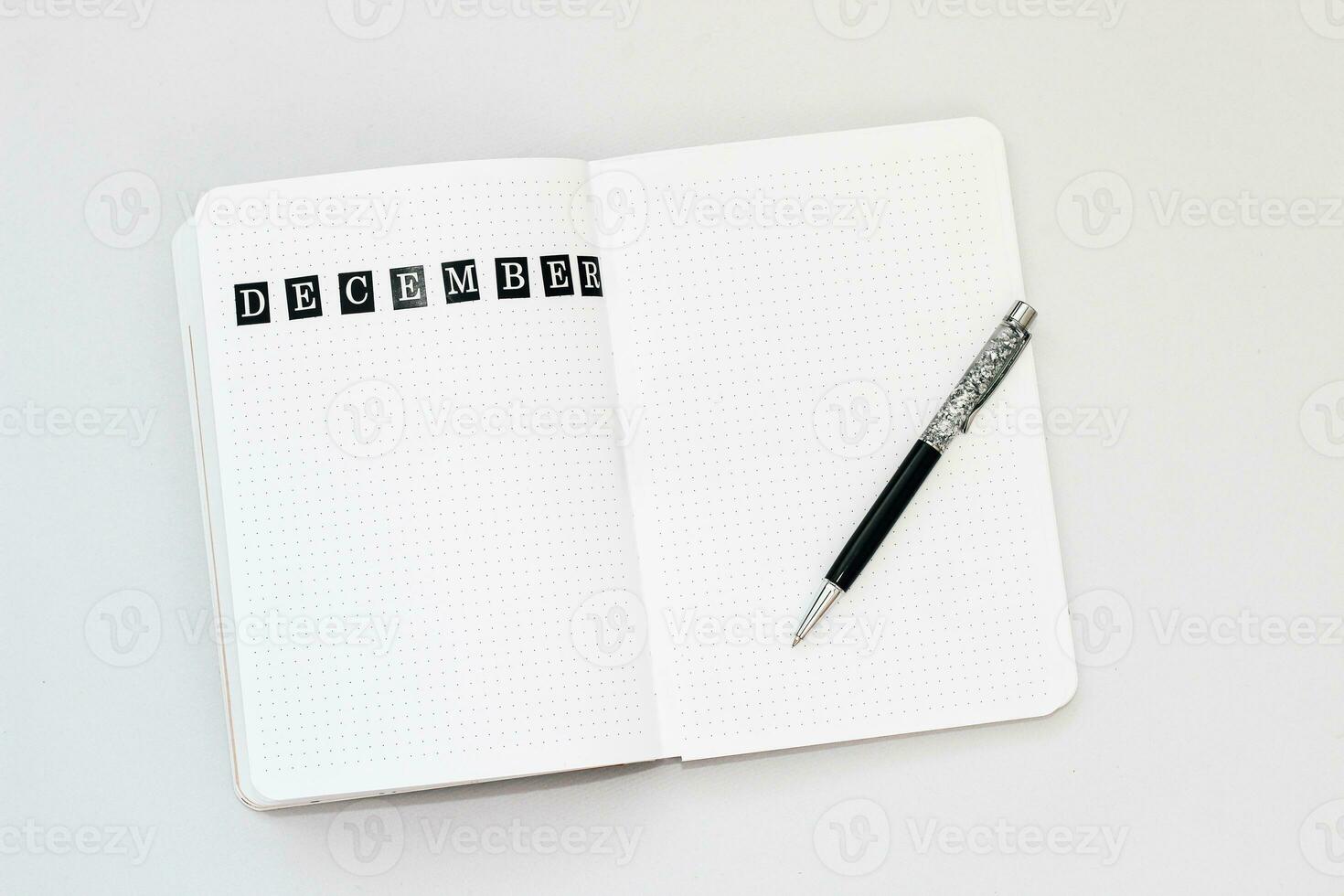 vulling in de dagboek, schrijven december in een notitieboekje in een punt foto
