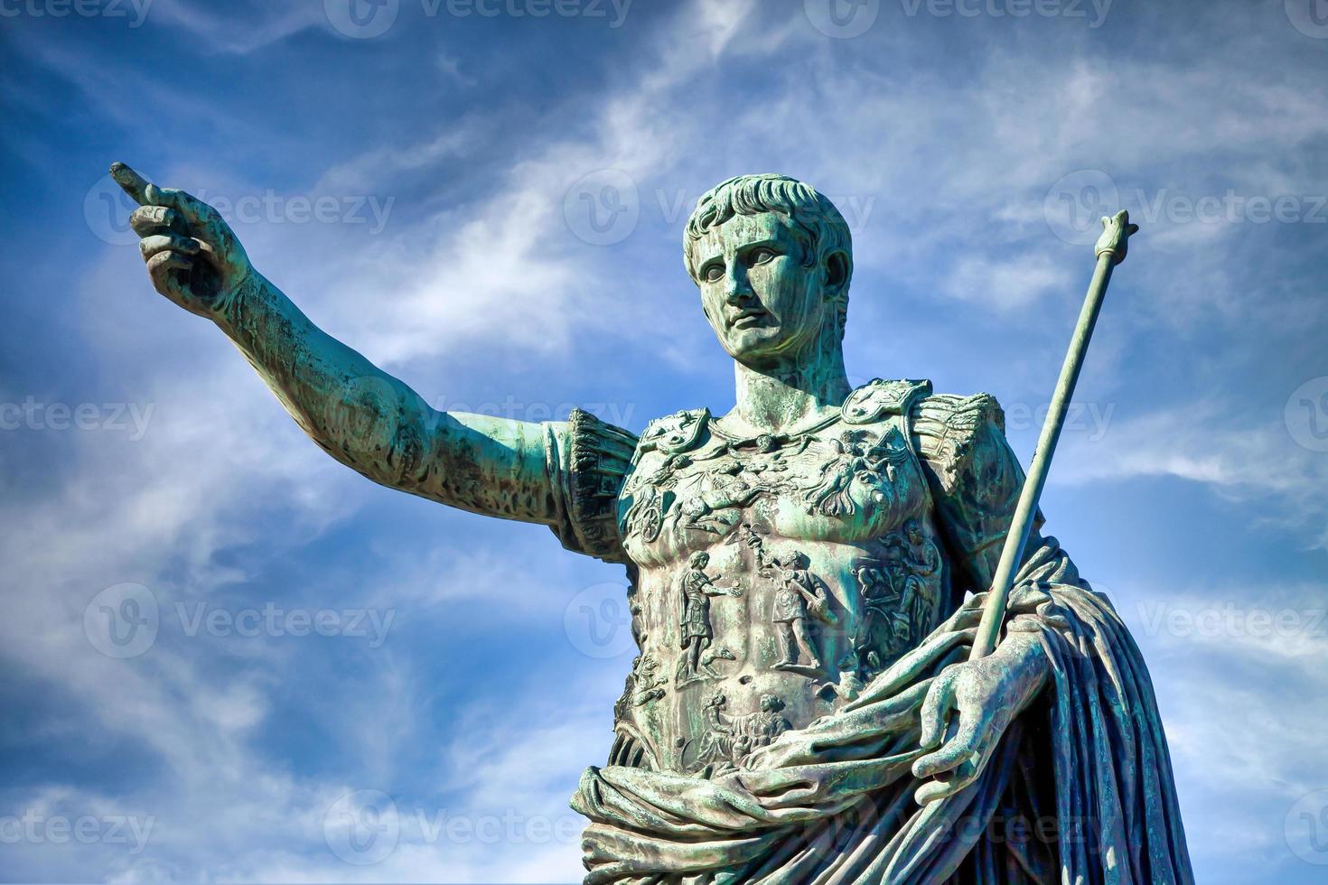 het romeinse keizer gaius julius caesar standbeeld in rome, italië. foto