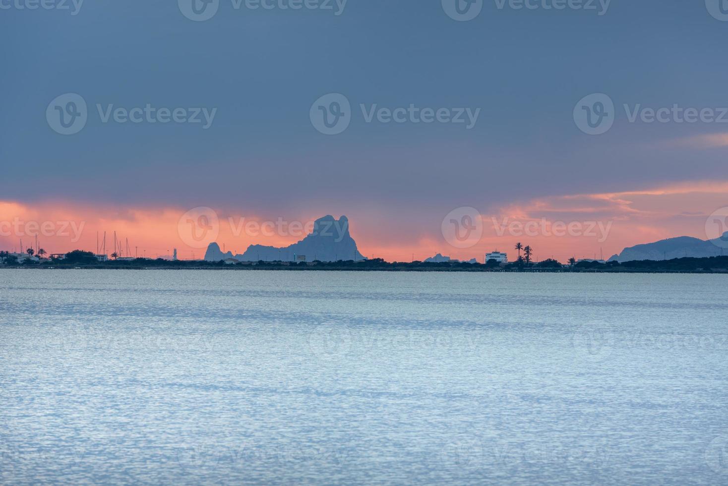 zonsondergang bij de estany pudent in het natuurpark ses salines in forme foto