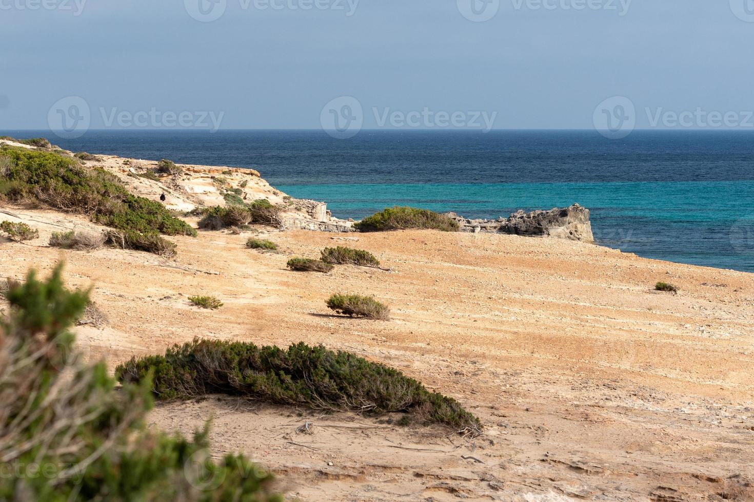 formentera strand van calo d es mort op de balearen. foto