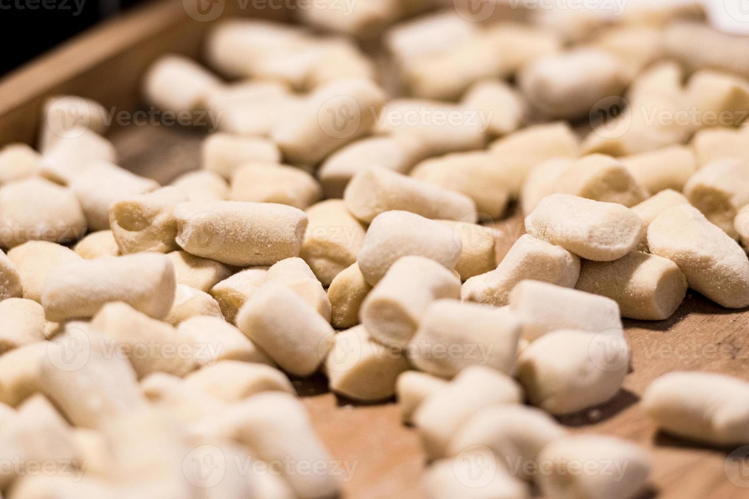 verse zelfgemaakte ongekookte gnocchi Italiaanse dump foto