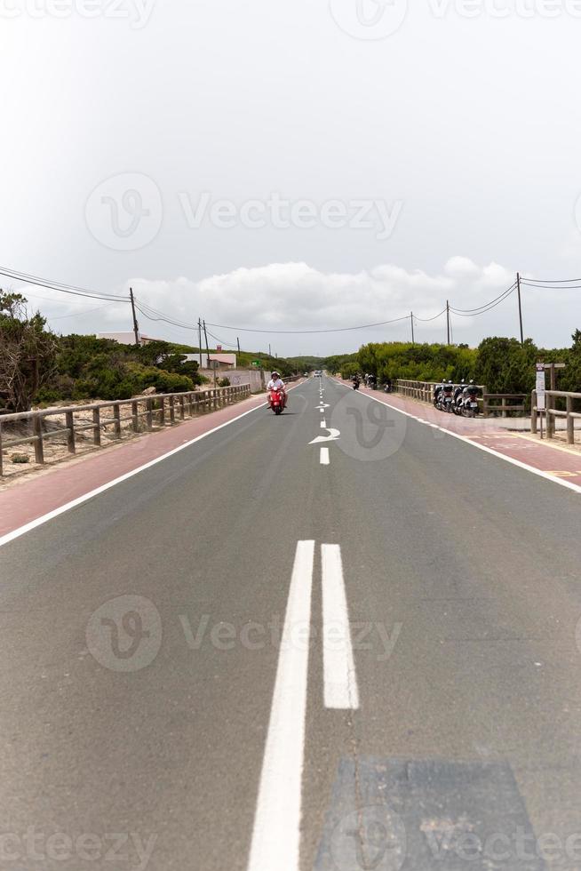 route in het vissersdorp es calo de sant agusti op het eiland foto