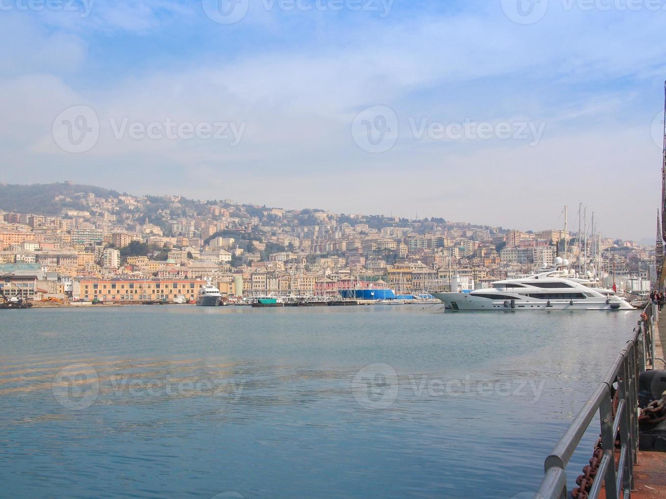 uitzicht op genua italië vanaf de zee foto