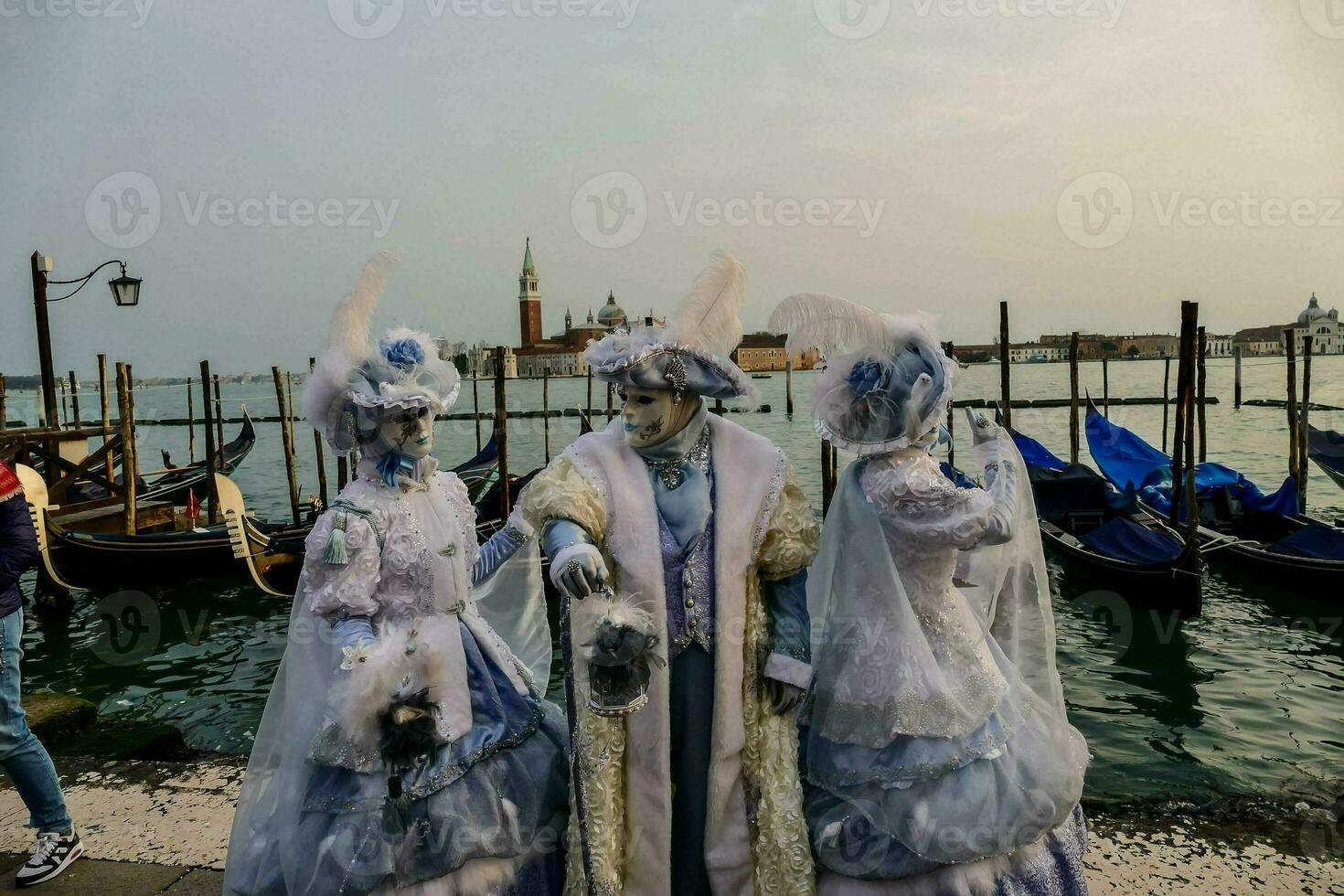 mensen in kostuum Bij de carnaval van Venetië foto