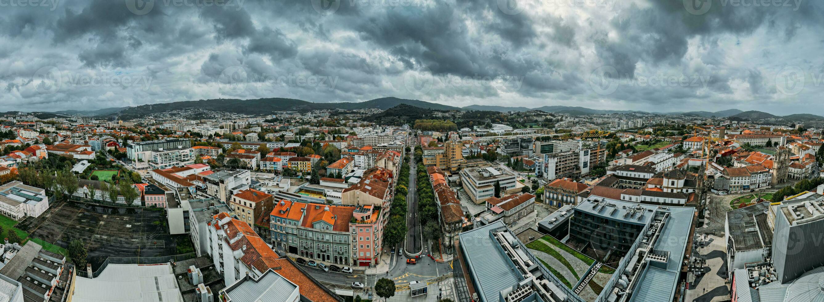 antenne dar panoramisch visie van historisch stad van braga in noordelijk Portugal foto