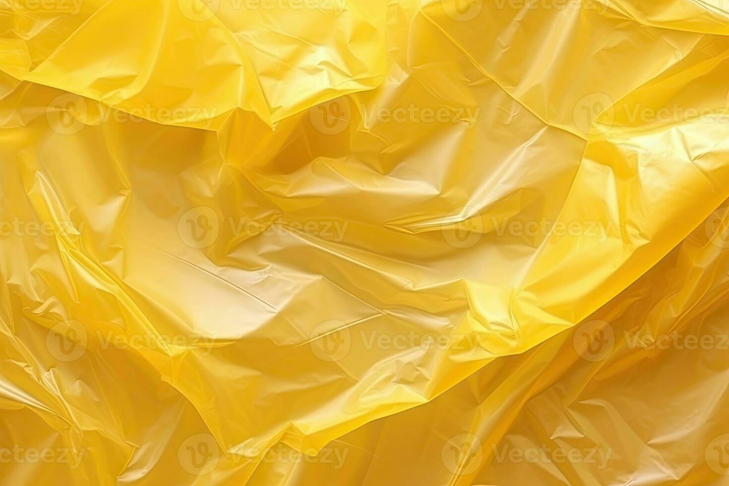helder geel plastic inpakken bedekking achtergrond. verfrommeld en gedrapeerd getextureerde cellofaan materiaal foto