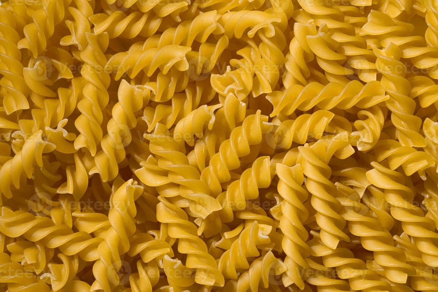 rauw spiraal griesmeel pasta, voedsel achtergrond, macaroni textuur, ongekookt Product, top visie foto