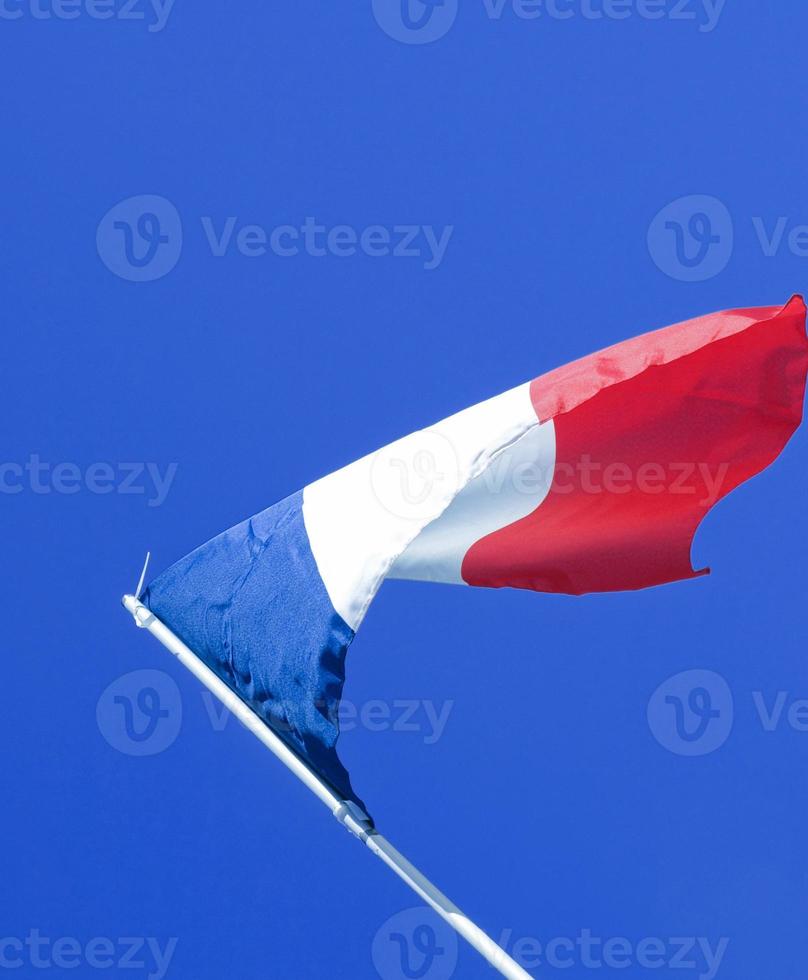 franse vlag van frankrijk over blauwe lucht foto