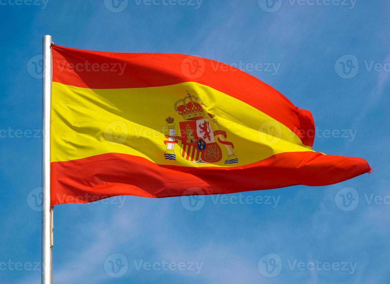 Spaanse vlag van spanje over blauwe hemel foto