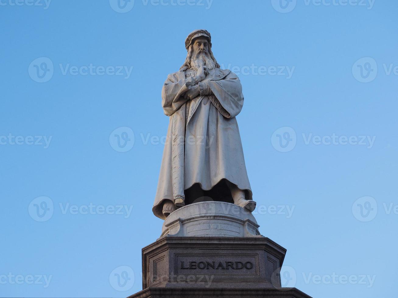 leonardo da vinci monument in milaan foto