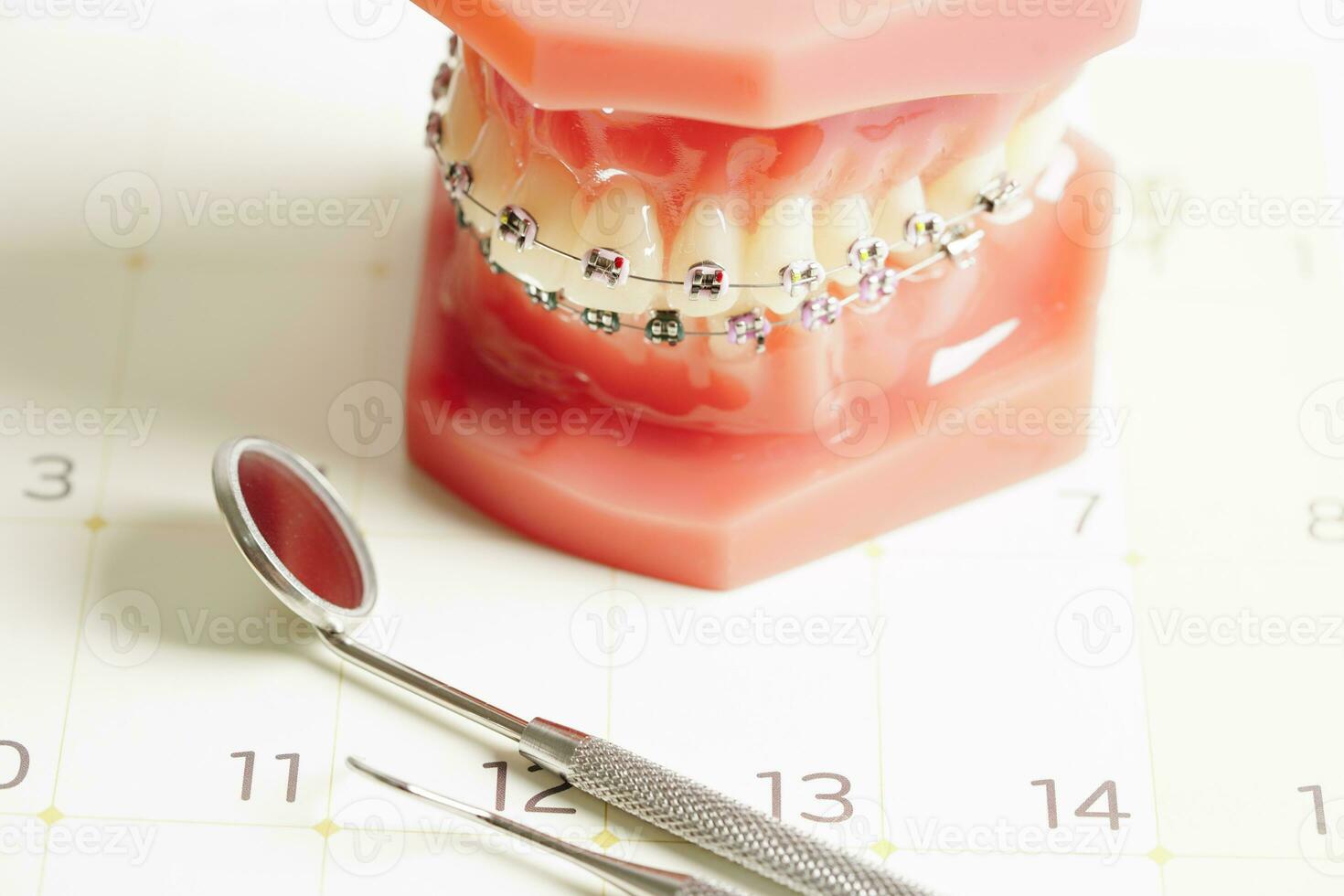 tandheelkundig afspraak herinnering in kalender, gezond tanden, tandheelkundig Gezondheid zorg. foto