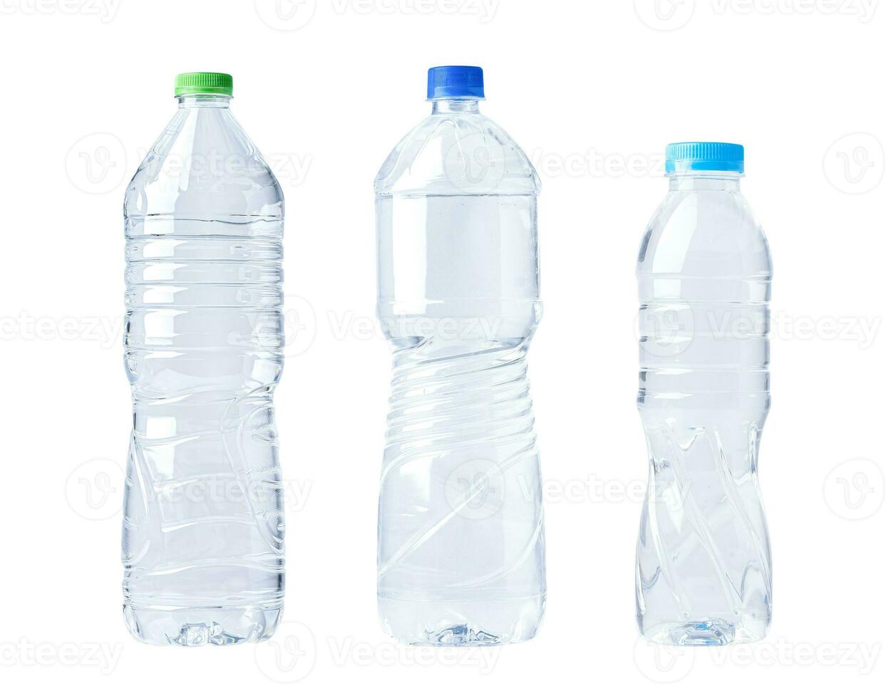 plastic fles water geïsoleerd op een witte achtergrond. foto