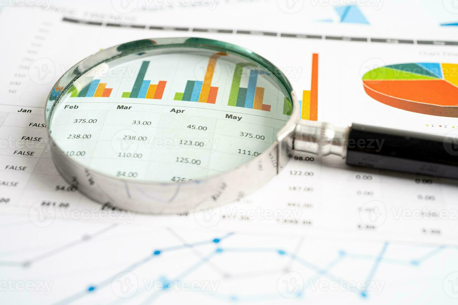 vergroten glas Aan diagram papier. financieel ontwikkeling, bank account, statistieken, investering analytisch Onderzoek gegevens economie, bedrijf concept. foto