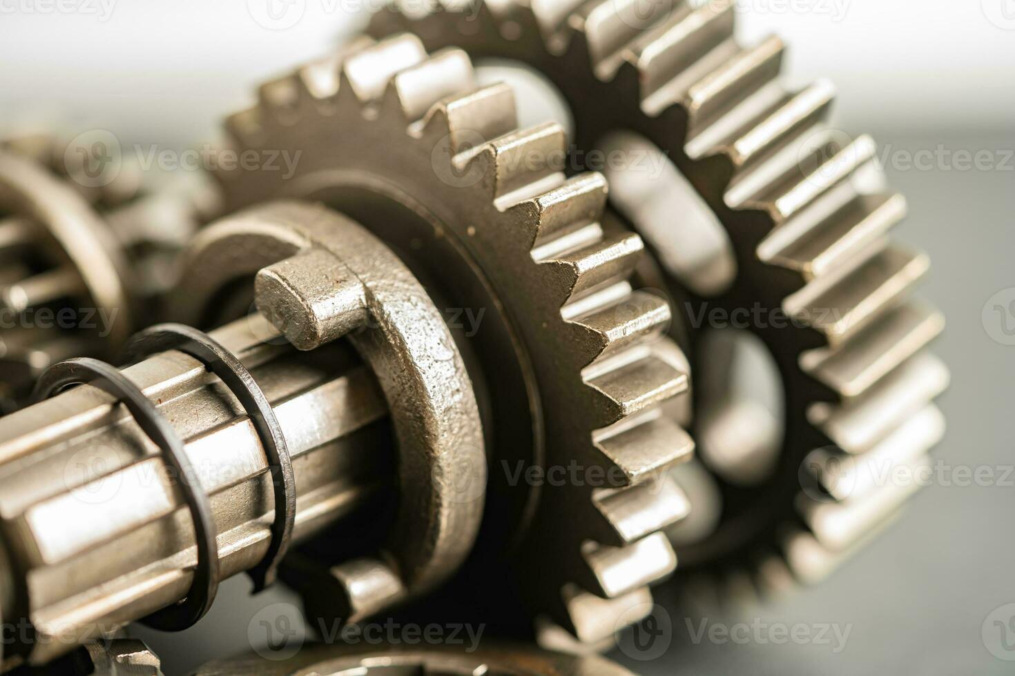 uitrusting en radertjes wielen, klok mechanisme, messing metaal motor industrieel. foto