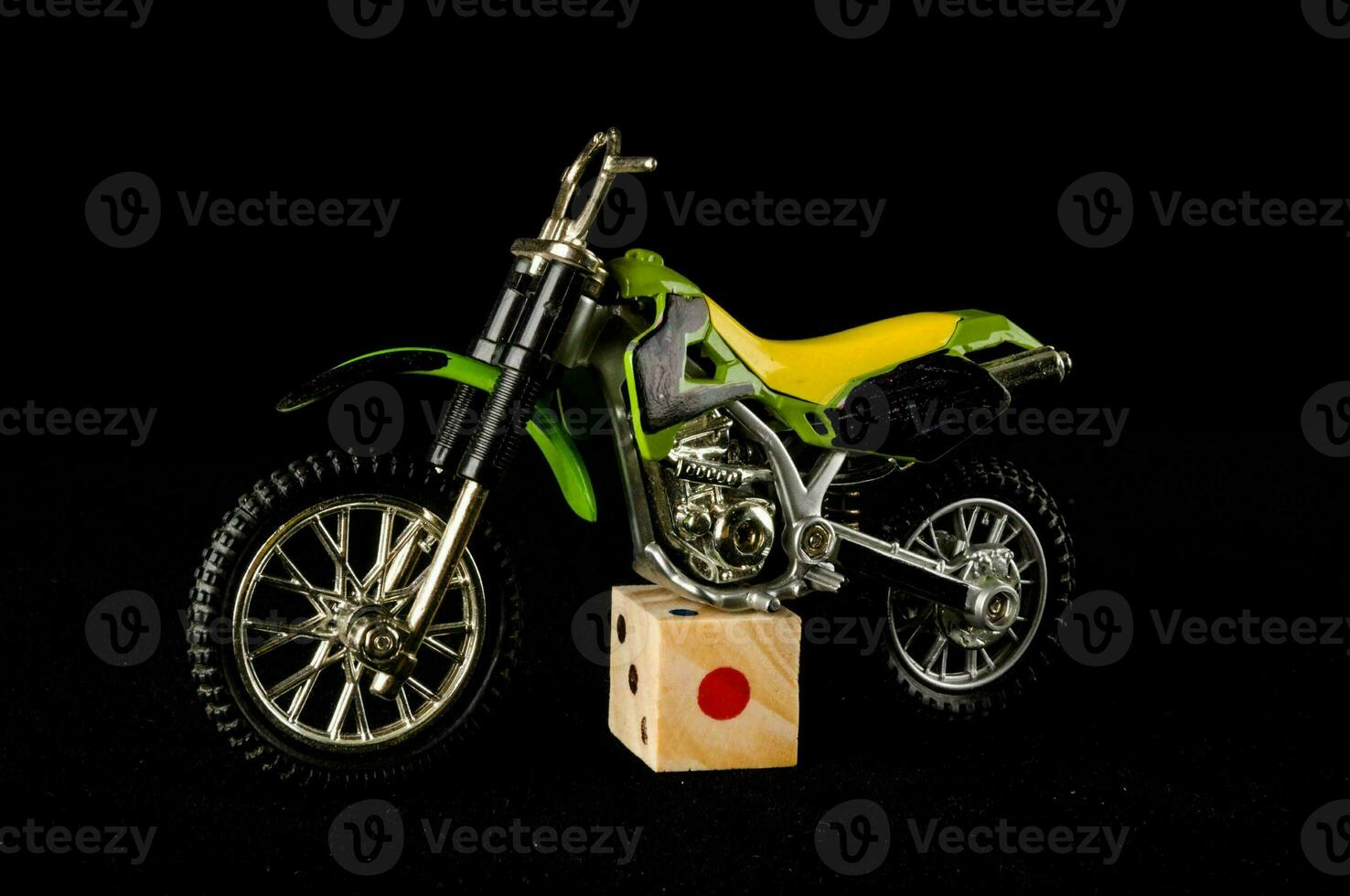 een speelgoed- motorfiets is zittend Aan top van een houten dood gaan foto