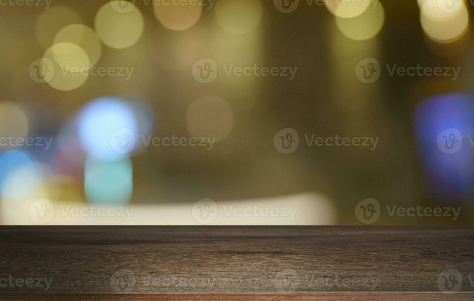 leeg hout tafel top en vervagen van uit deur tuin achtergrond leeg houten tafel ruimte voor tekst afzet Promotie. blanco hout tafel kopiëren ruimte voor achtergrond foto