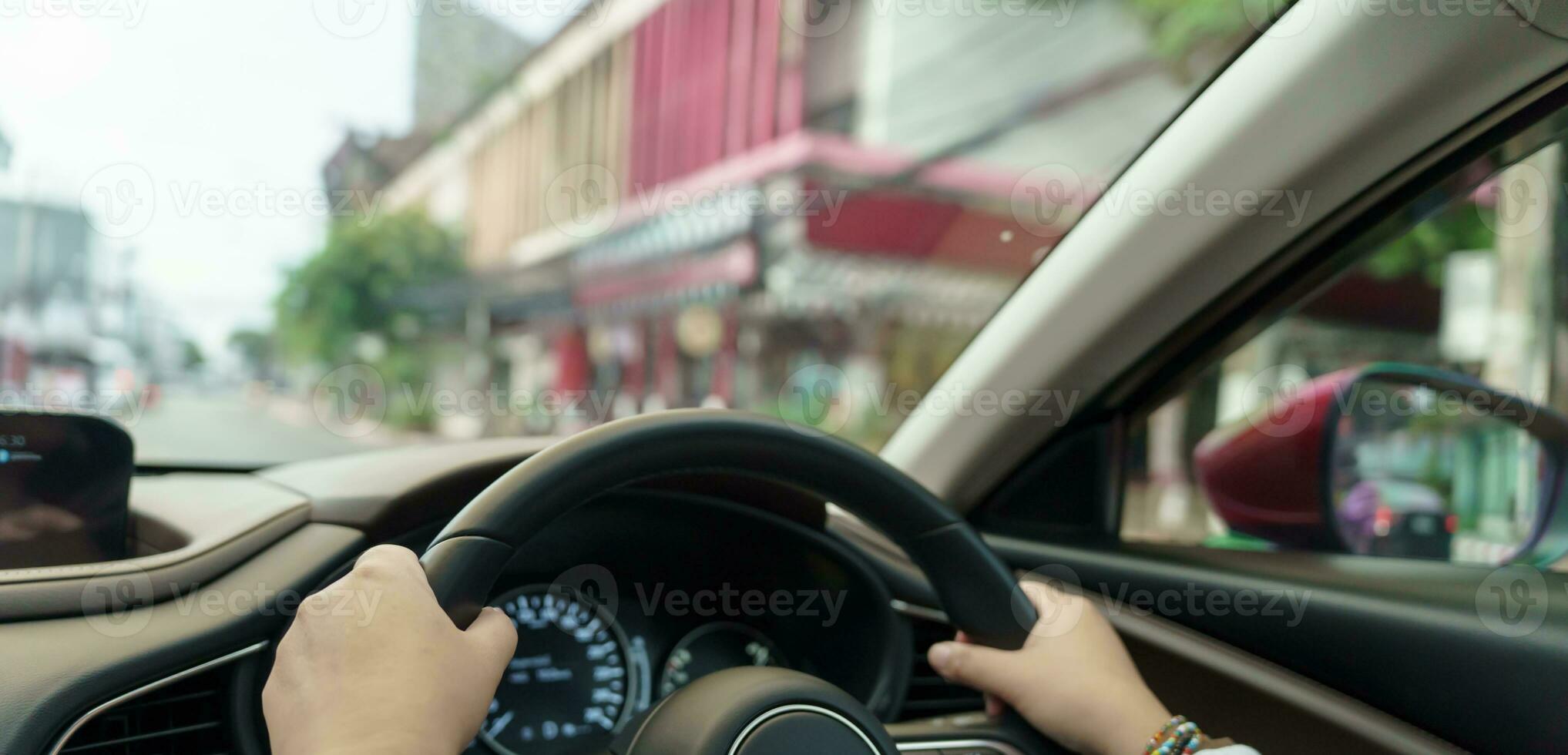 vrouw het rijden auto. meisje gevoel gelukkig naar rit Holding stuurinrichting wiel en op zoek Aan weg foto