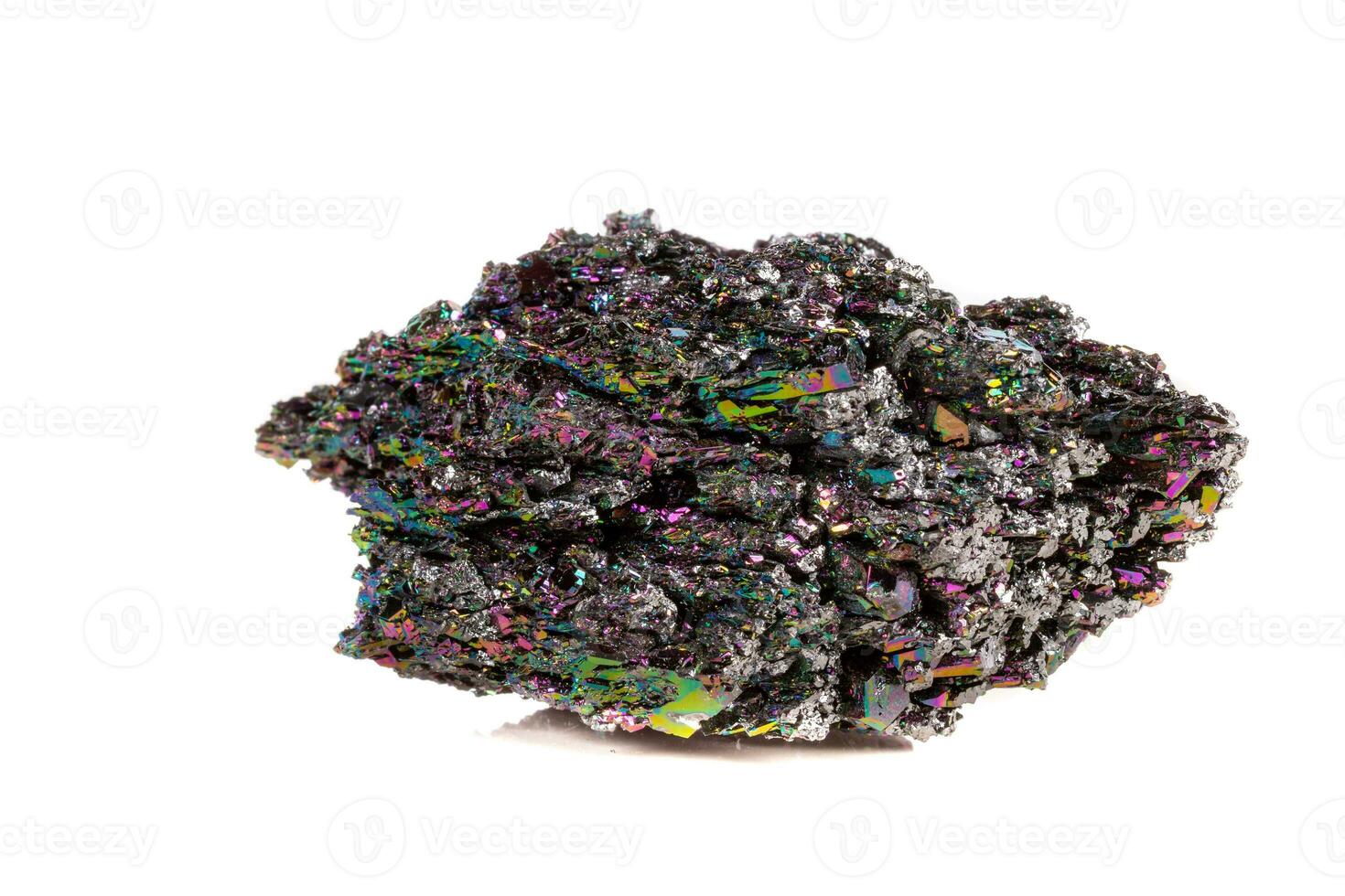 macro mineraal steen carborundum Aan wit achtergrond foto