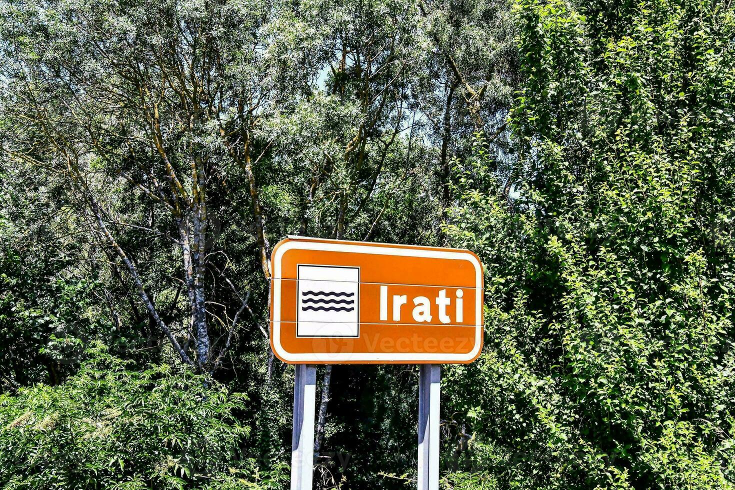 een oranje straat teken dat zegt irati foto