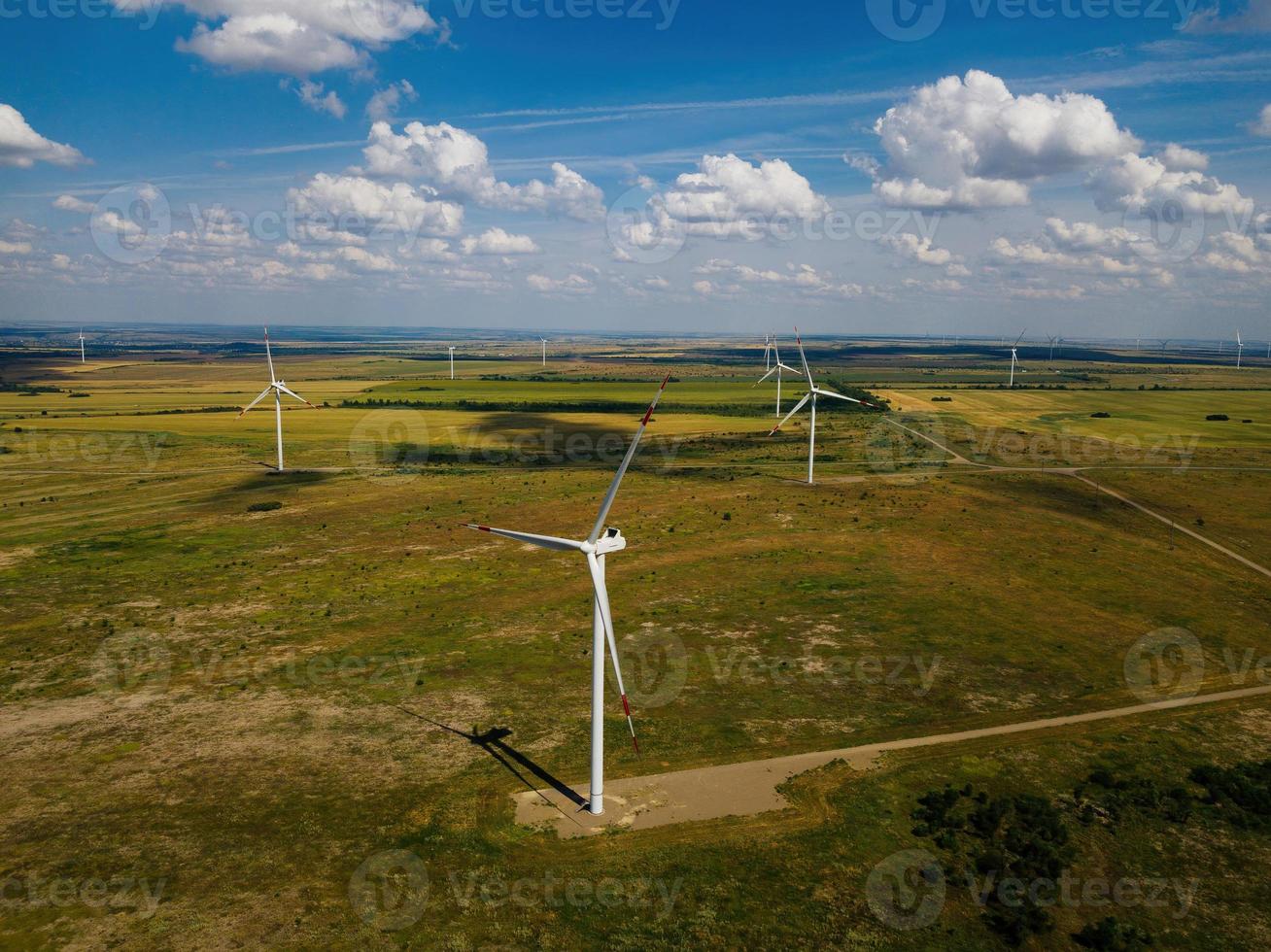 windturbines op het platteland in zomerdag, luchtfoto foto