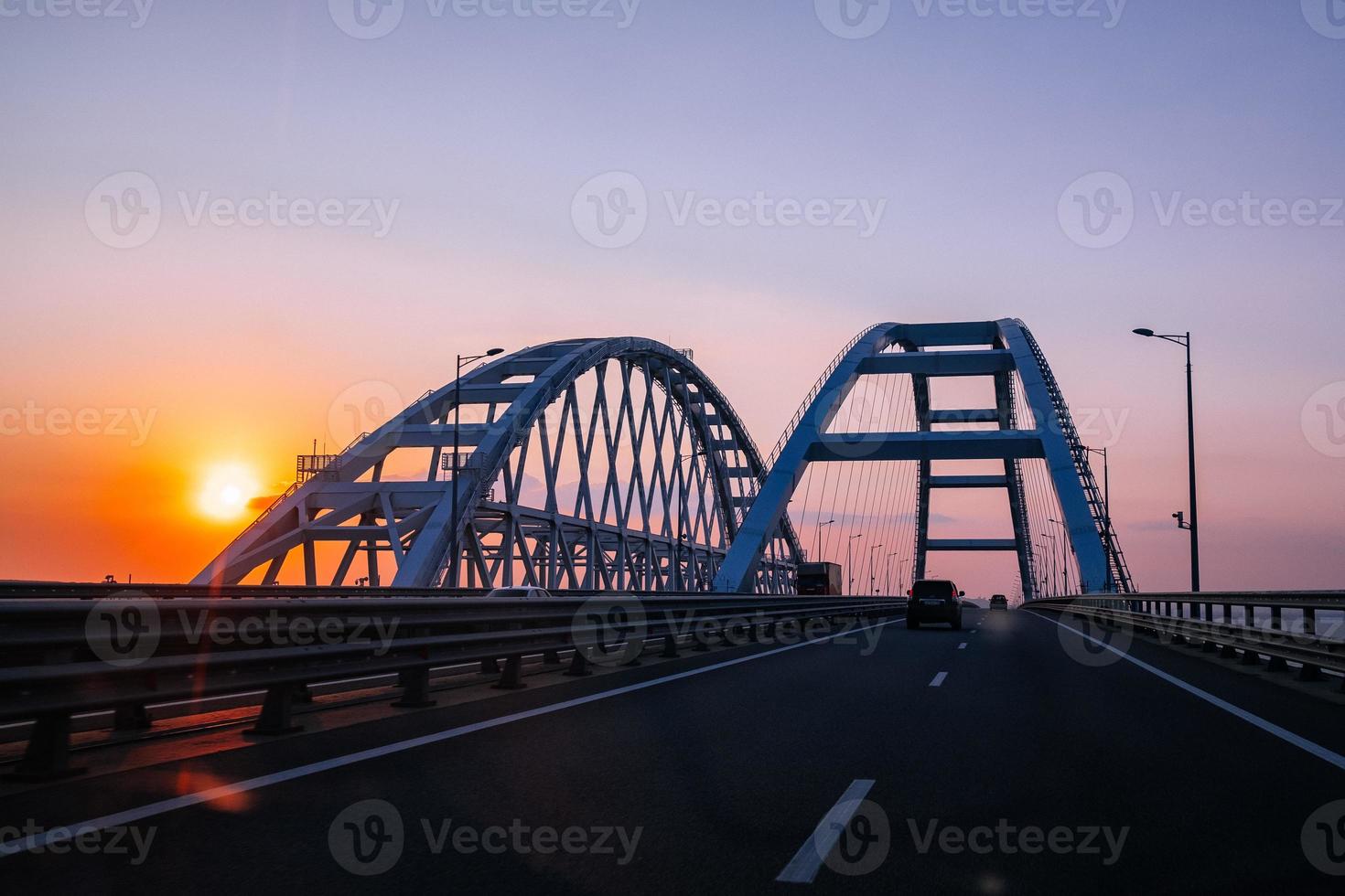 Crimea-brug over de Straat van Kerch bij de avondzonsondergang foto