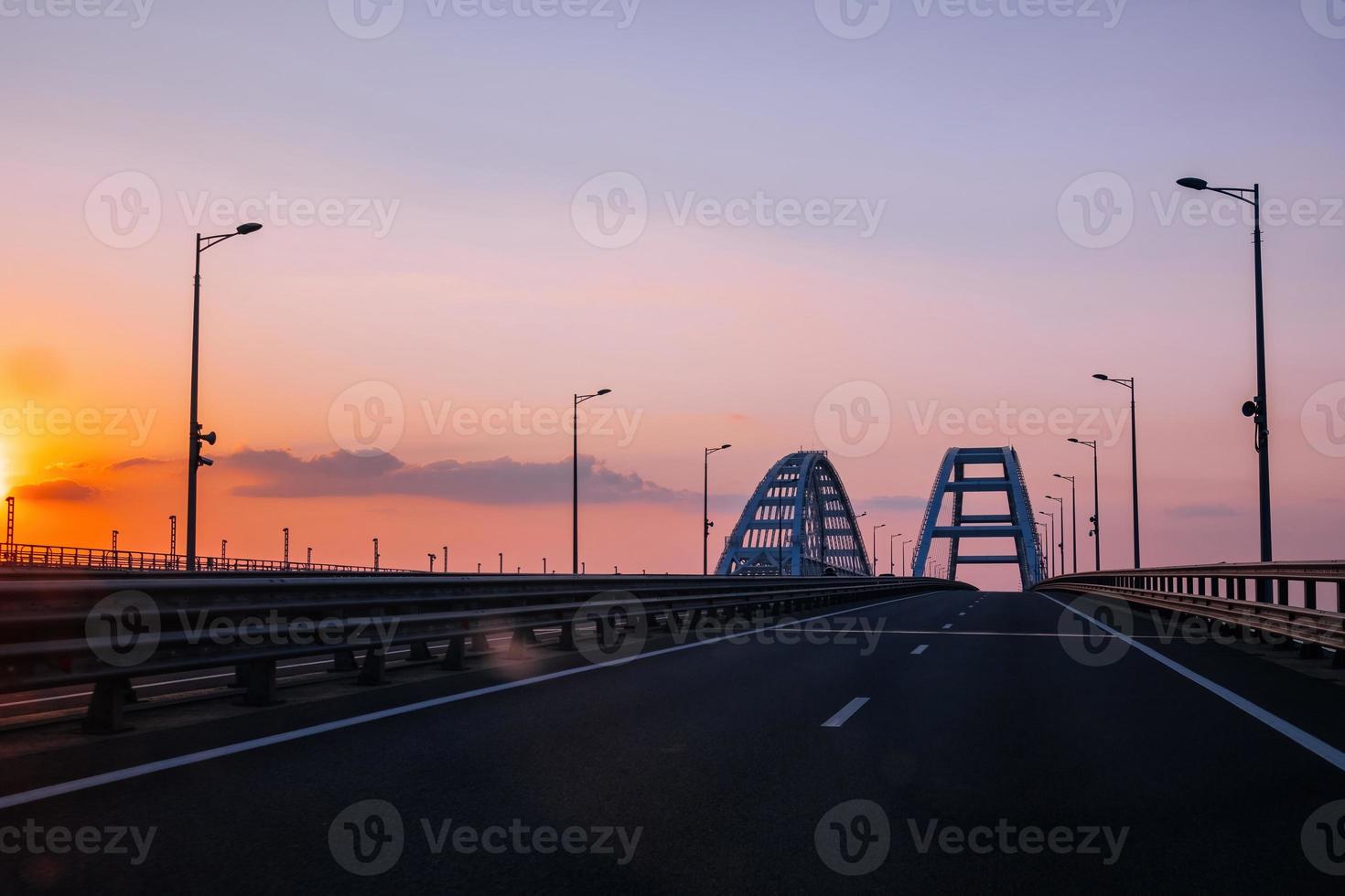 Crimea-brug over de Straat van Kerch bij de avondzonsondergang foto