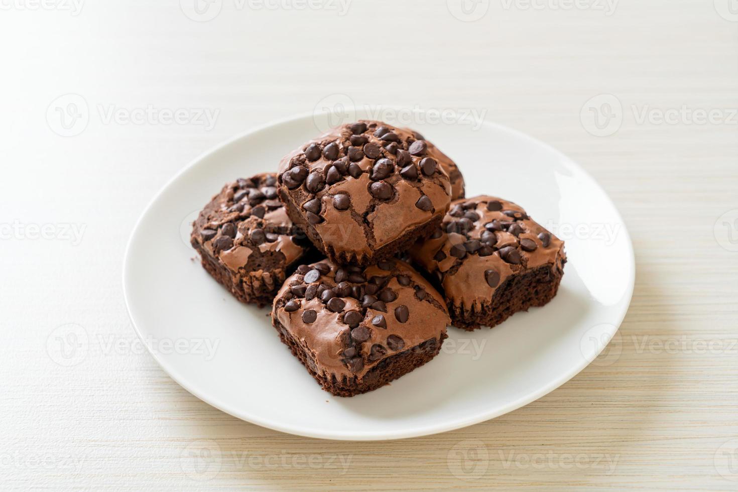 donkere chocolade brownies gegarneerd met chocoladeschilfers foto