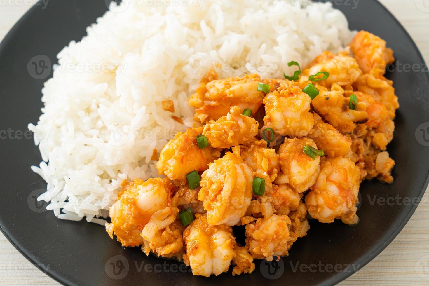 gewokte garnalen met knoflook en garnalenpasta foto